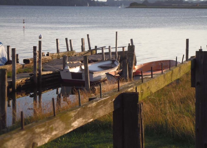 Statt Großhafen ist das idyllische Schleiufer gespickt mit kleinen Anlegemöglichkeiten