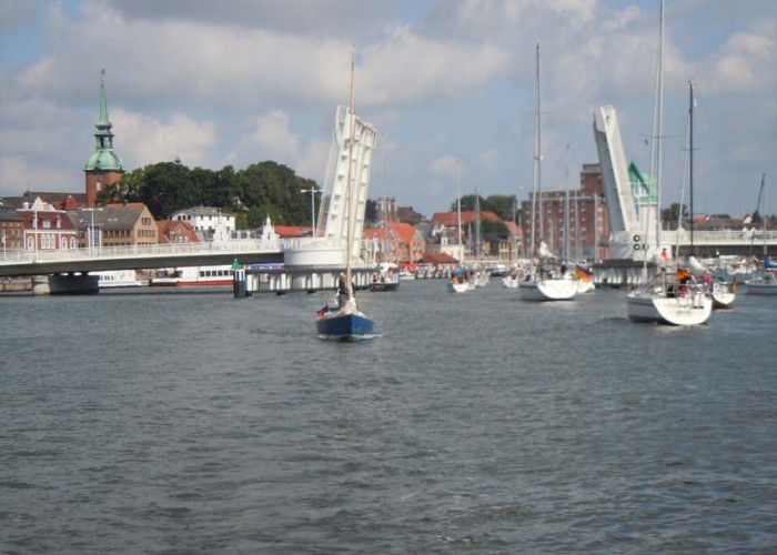 Die Kappbrücke geht auf - freie Fahrt für die Segler der Schlei auf die weite Ostsee