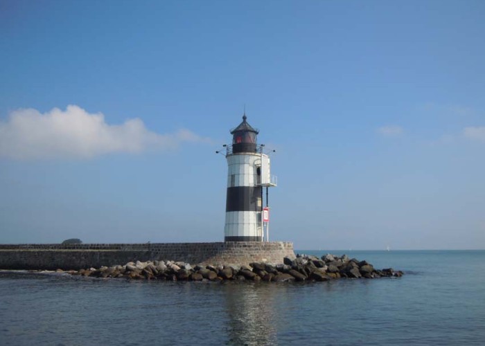 Der alte gedrungene Leuchtturm weist der Schifffahrt den Weg in den Ostseefjord Schlei