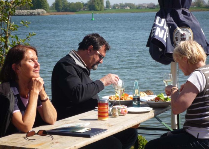 Die Brotzeit auf dem Steg genießen - Essen direkt am Wasser