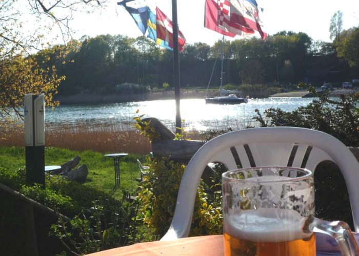 Entlang des Schleiufers laden Cafes zur Erfrischung ein - prost!