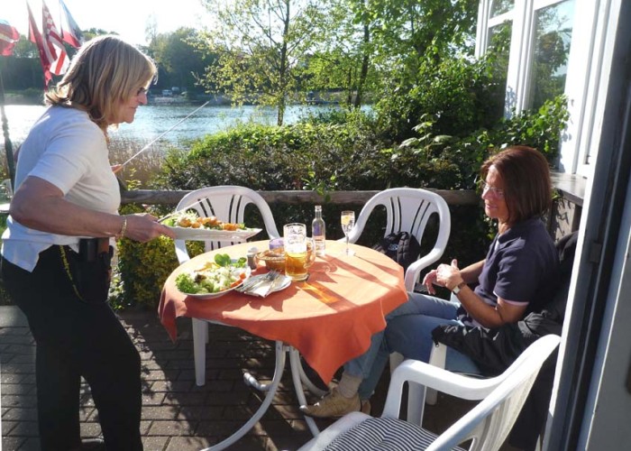 Entlang des Schleiufers laden Cafes zur Erfrischung ein - prost!