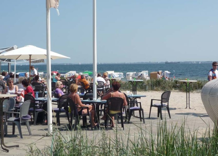 Bruno's Bistro am Strand im fußläufigen Nachbarort Strande