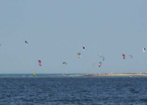 Vom Haus aus blicken Sie auf einen bekannten Kite-Surfer-Spot auf der anderen Küstenseite