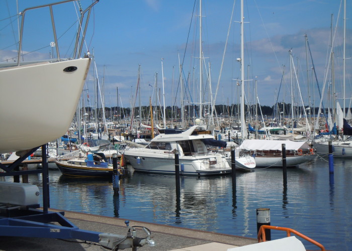 Nahe liegt der Schilkseer Yachthafen mit regem Bootstreiben im Sommer