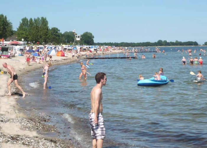 Reges Strandtreiben - gönnen Sie sich auch eine Abkühlung und Ihren Kleinen eine ewig weite Sandkiste