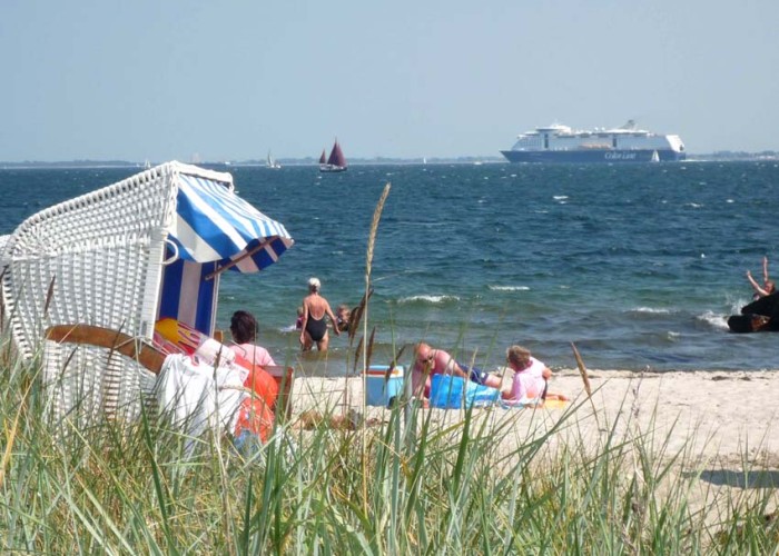 Ihr Blick aus dem Strandkorb - Am Ostsee-Horizont die Kreuzfahrer